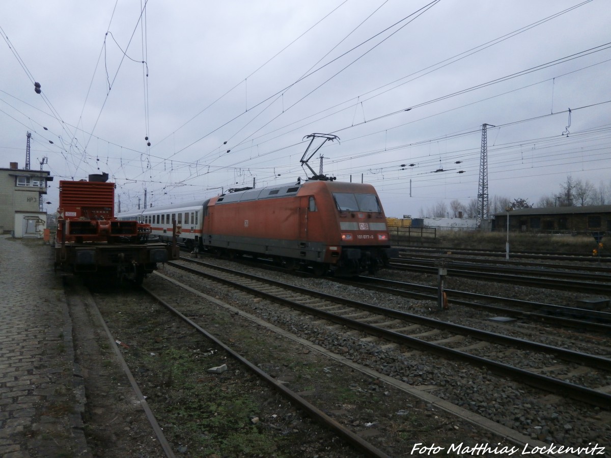 2-Wege Bagger und ein Arbeitsmittel der STRABAG und daneben lsst 101 077-6 den Hallenser Hbf hinter sich am 5.1.15