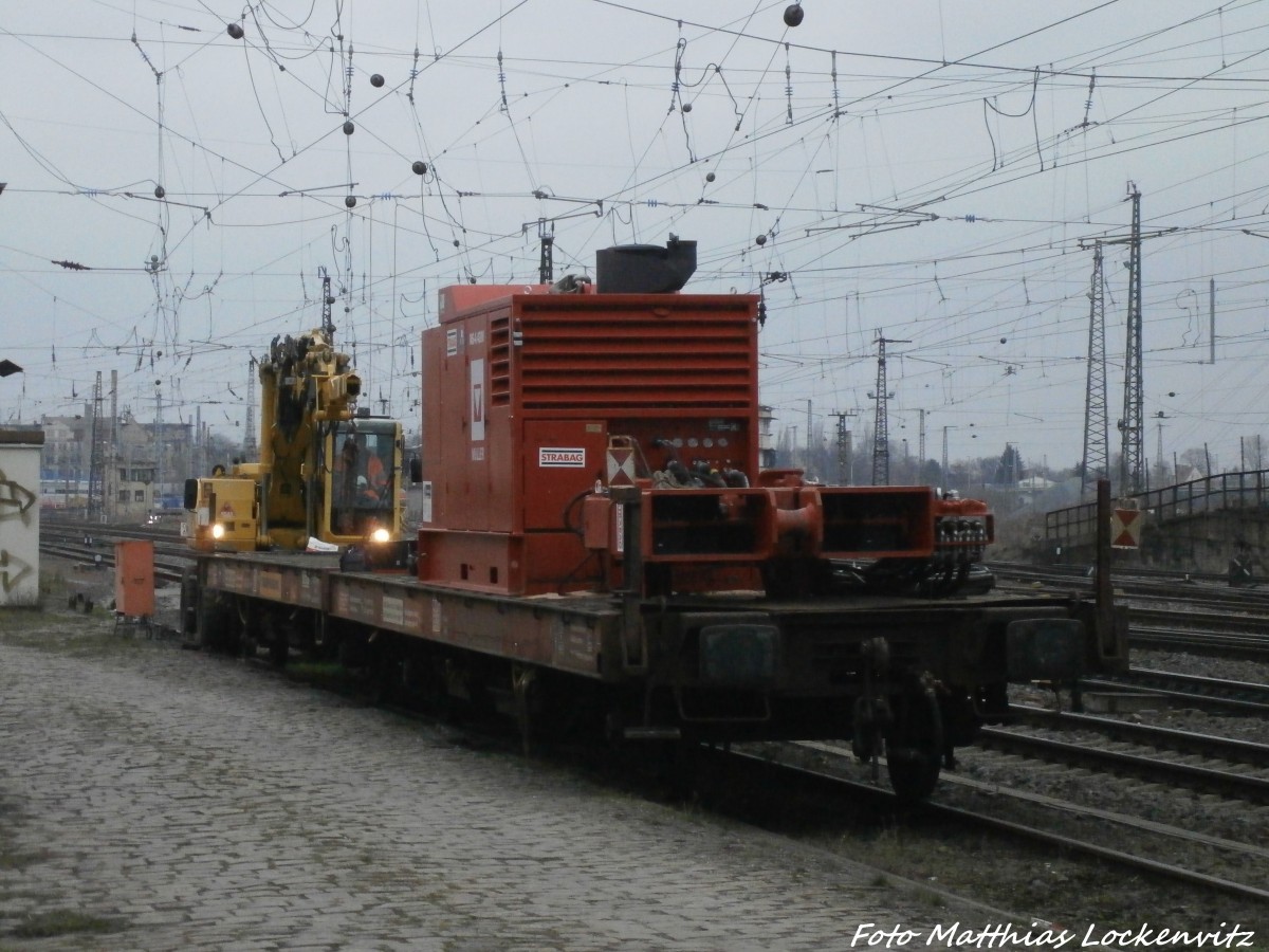 2-Wege Bagger und ein Arbeitsmittel der STRABAG am Hallenser Hbf am 5.1.15