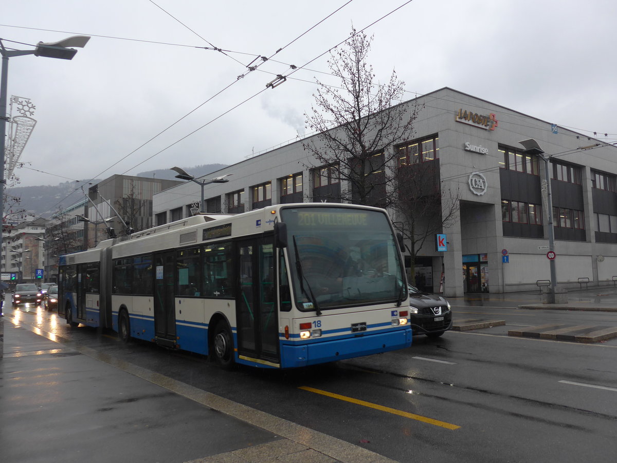 (200'012) - VMCV Clarens - Nr. 18 - Van Hool Gelenktrolleybus am 17. Dezember 2018 beim Bahnhof Vevey