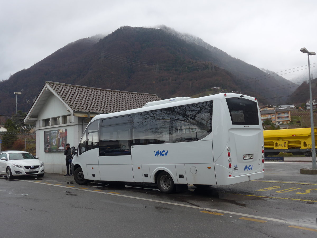 (200'035) - VMCV Clarens - Nr. 208/VD 1042 - Iveco/Rosero am 17. Dezember 2018 beim Bahnhof Villeneuve