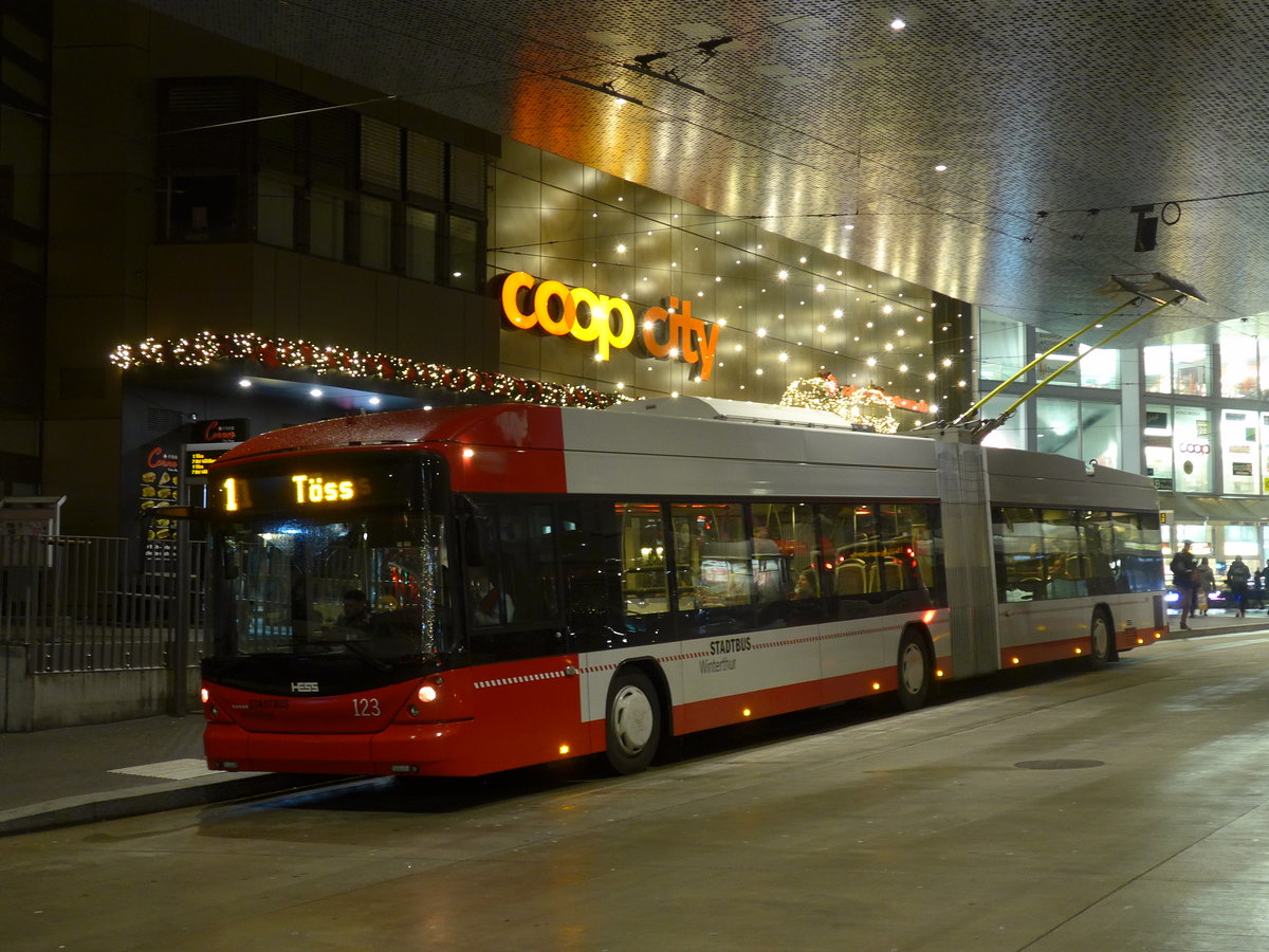 (200'080) - SW Winterthur - Nr. 123 - Hess/Hess Gelenktrolleybus am 22. Dezember 2018 beim Hauptbahnhof Winterthur