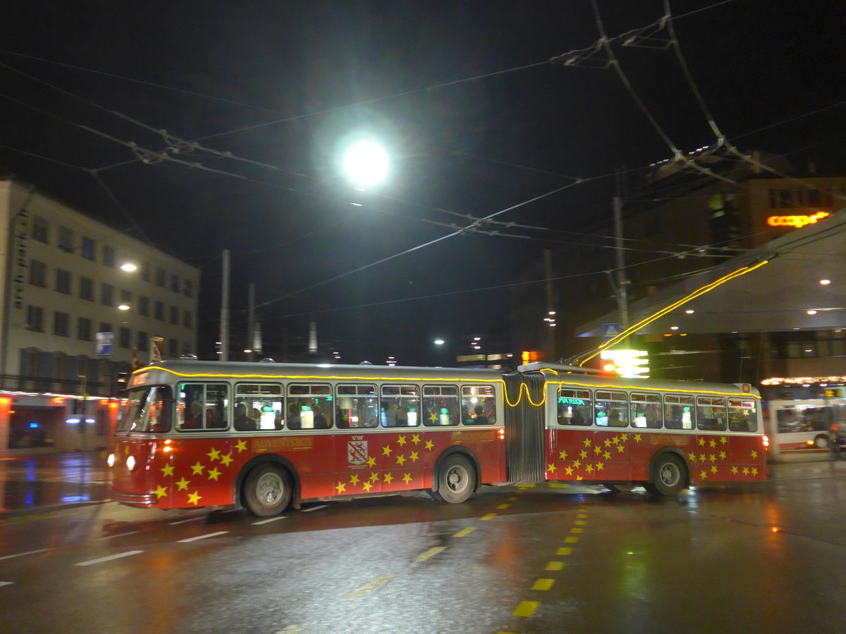 (200'085) - VW Winterthur - Nr. 101 - FBW/SWS Gelenktrolleybus am 22. Dezember 2018 beim Hauptbahnhof Winterthur