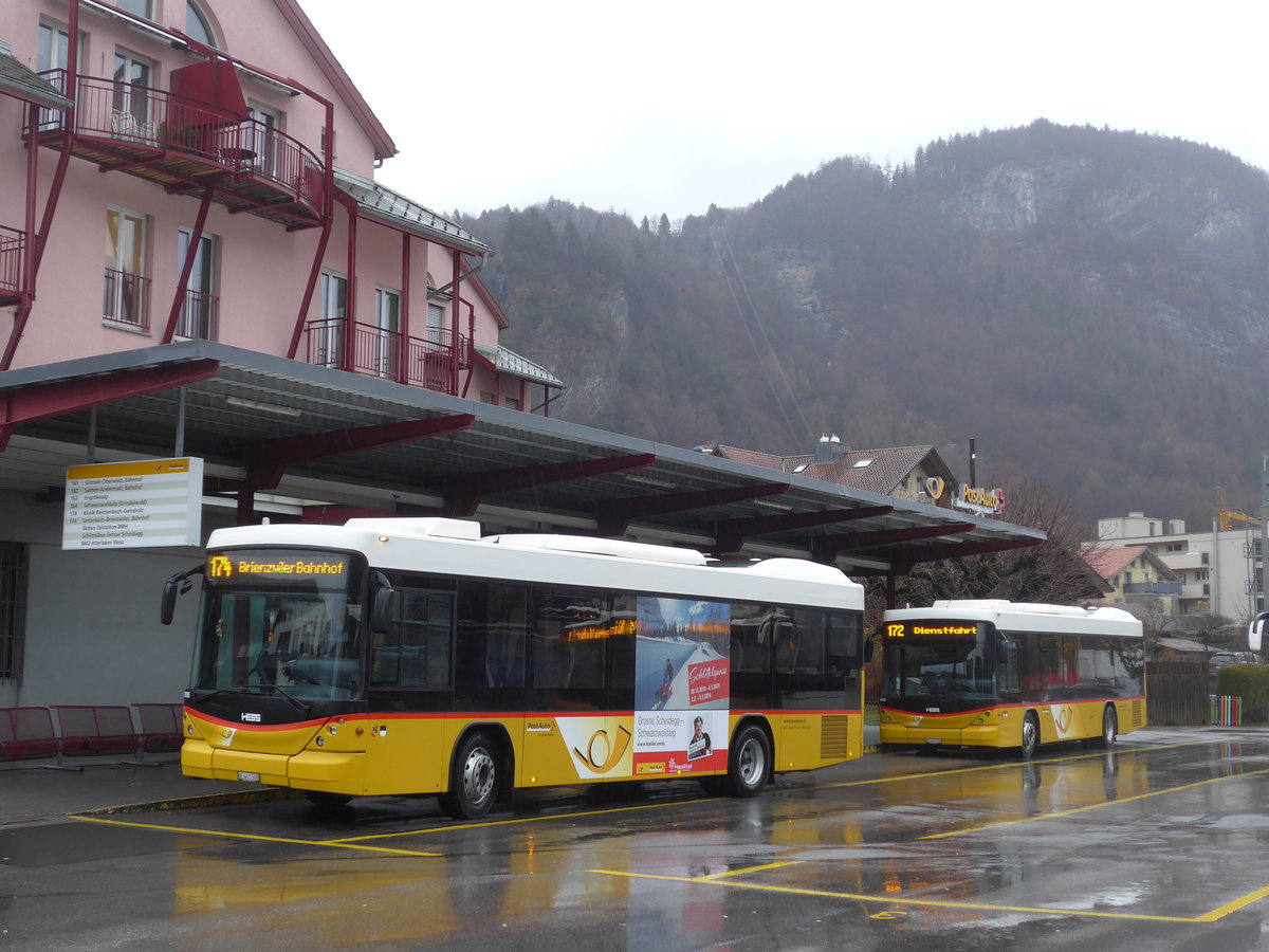 (200'106) - AVG Meiringen - Nr. 68/BE 401'568 - Scania/Hess (ex Nr. 59; ex Steiner, Messen) + Nr. 66/BE 403'166 - Scania/Hess (ex Steiner, Messen) am 24. Dezember 2018 in Meiringen, Postautostation