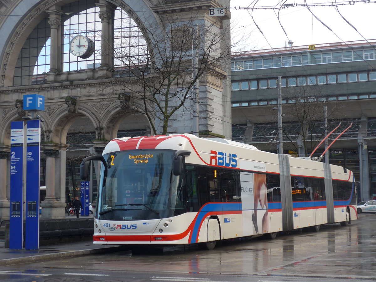 (200'137) - VBL Luzern - Nr. 401 - Hess/Hess Doppelgelenktrolleybus am 24. Dezember 2018 beim Bahnhof Luzern