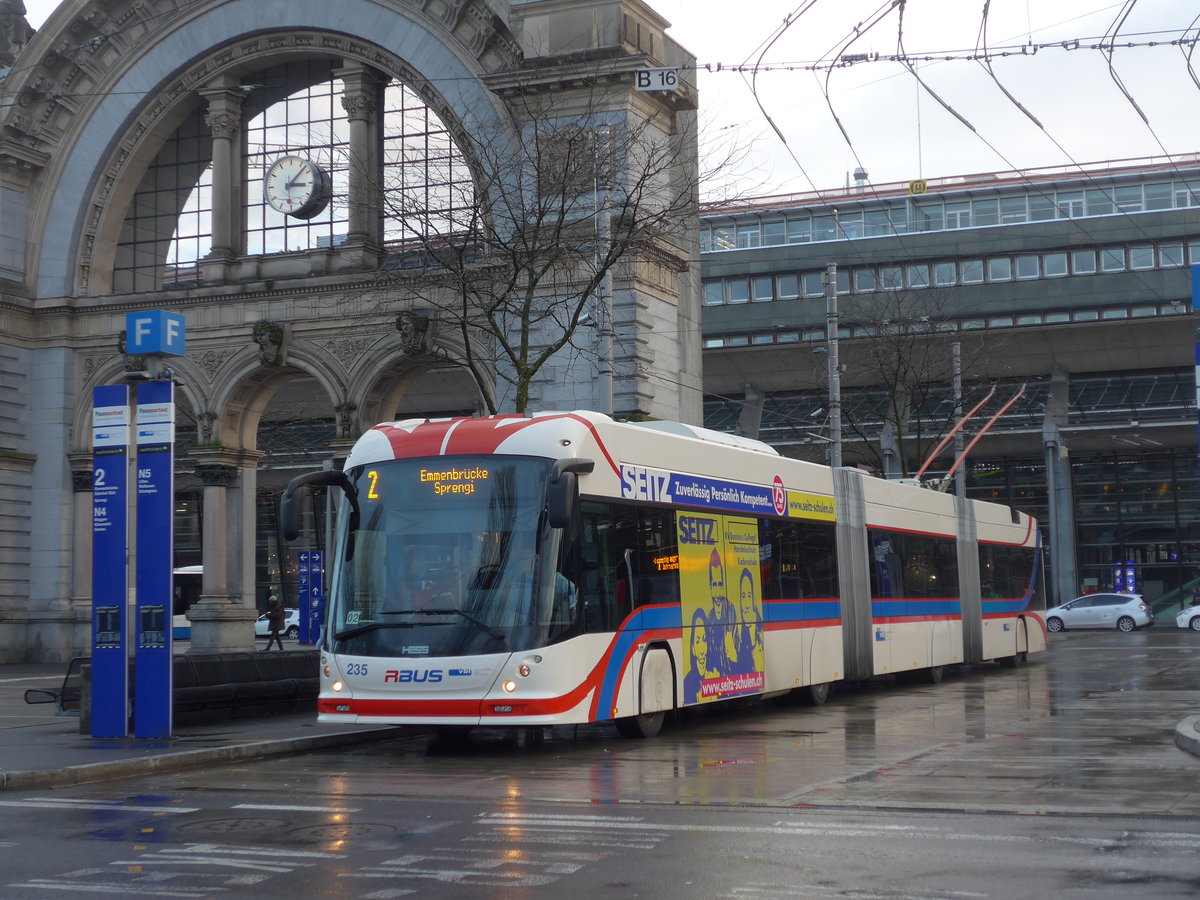 (200'143) - VBL Luzern - Nr. 235 - Hess/Hess Doppelgelenktrolleybus am 24. Dezember 2018 beim Bahnhof Luzern