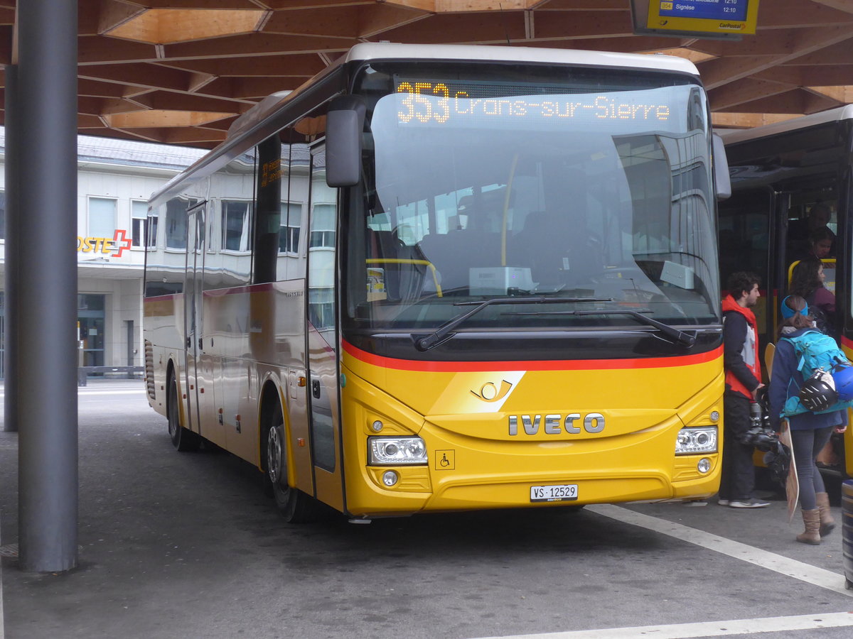 (200'336) - Mabillard, Lens - VS 12'529 - Iveco am 30. Dezember 2018 beim Bahnhof Sion