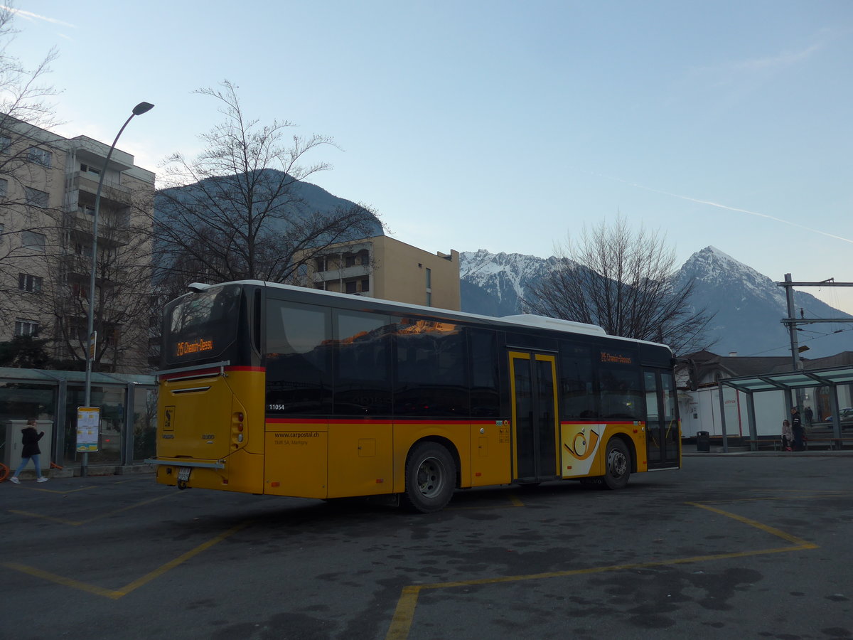 (200'415) - TMR Martigny - VS 219'515 - Volvo am 30. Dezember 2018 beim Bahnhof Martigny