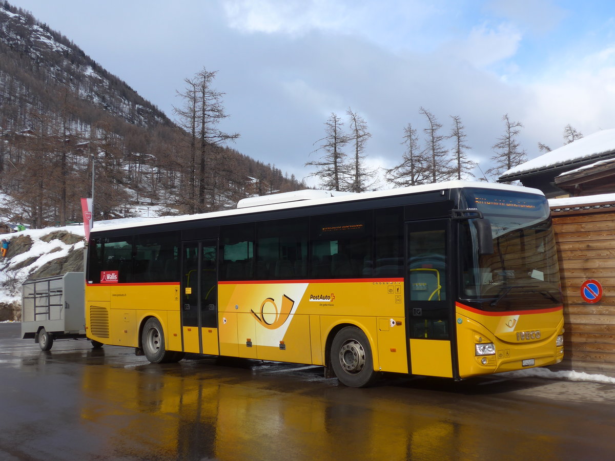 (201'328) - PostAuto Wallis - VS 424'837 - Iveco am 27. Januar 2019 in Saas-Fee, Busterminal