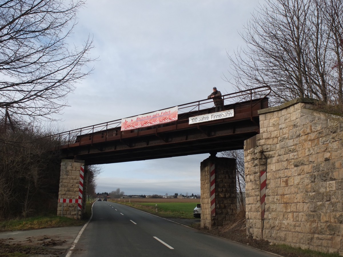 2014 feiert die Finnebahn ihren 100. Geburtstag. Mit einem Transparent wird an der Finnebahnbrücke zwischen Laucha und Golzen daran erinnert; 06.01.2014 (Foto: Heiko Kern) 