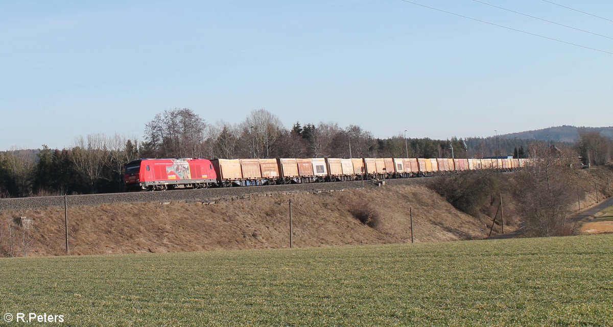 2016 913 zieht den Hackschnitzelzug von Wiesau bis Hof bei Pechbrunn. 23.02.19