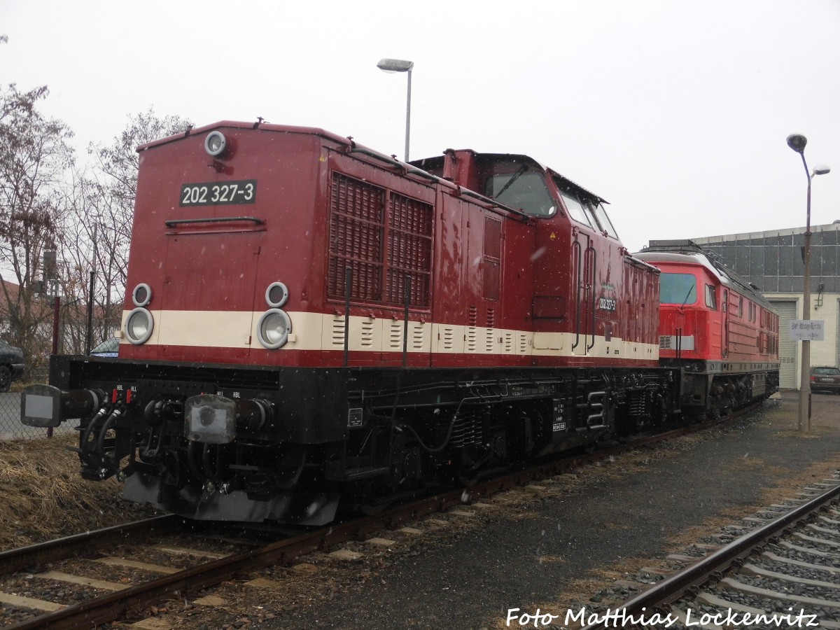 202 327 (203 227) der LEG und die ausgeschlachtete 232 182 vor der LEG Werkstatt in Delitzsch am 29.2.16