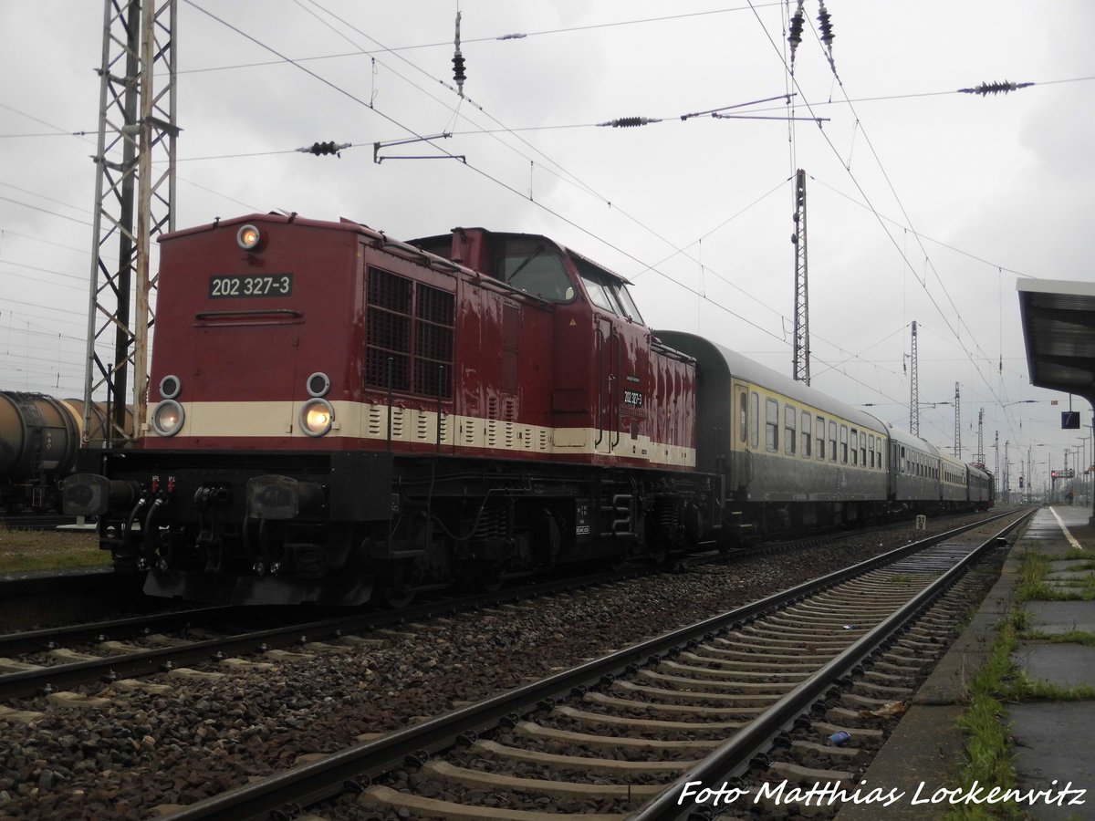 202 327 (203 227) der LEG und E44 044 am Zugende im Bahnhof Grokorbetha am 17.4.16