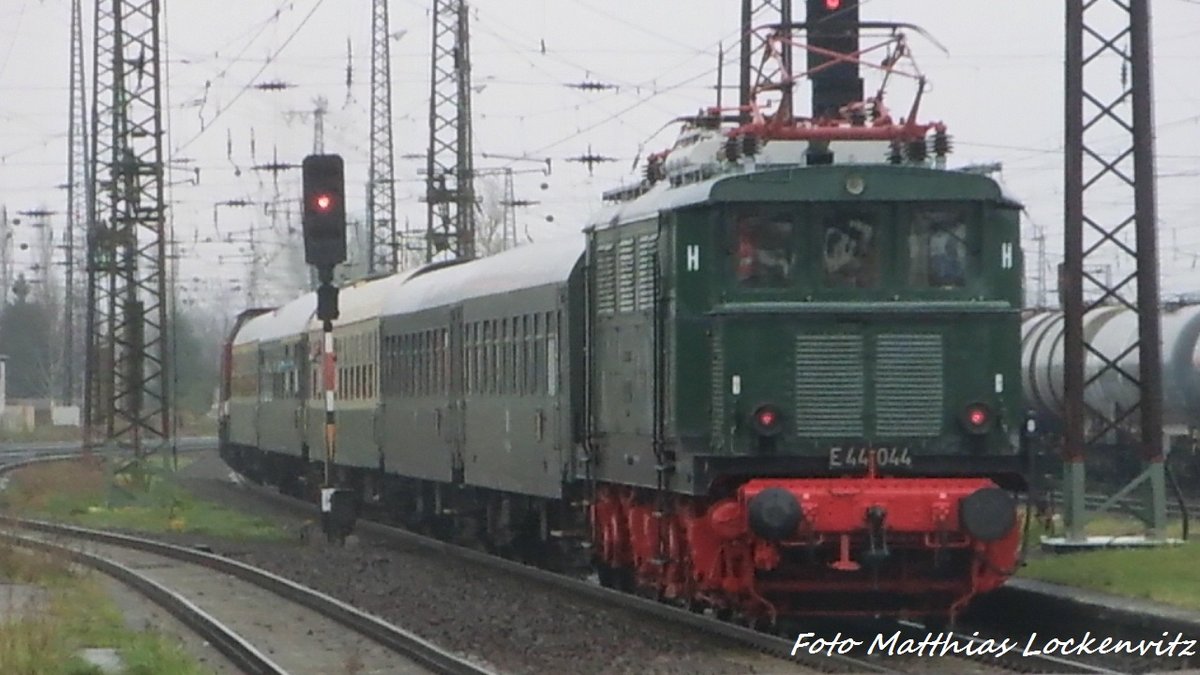 202 327 (203 227) der LEG mit dem Sonderzug und der E44 044 am ende beim verlassen des Bahnhofs Grokorbetha in Richtung Weienfels am 17.4.16