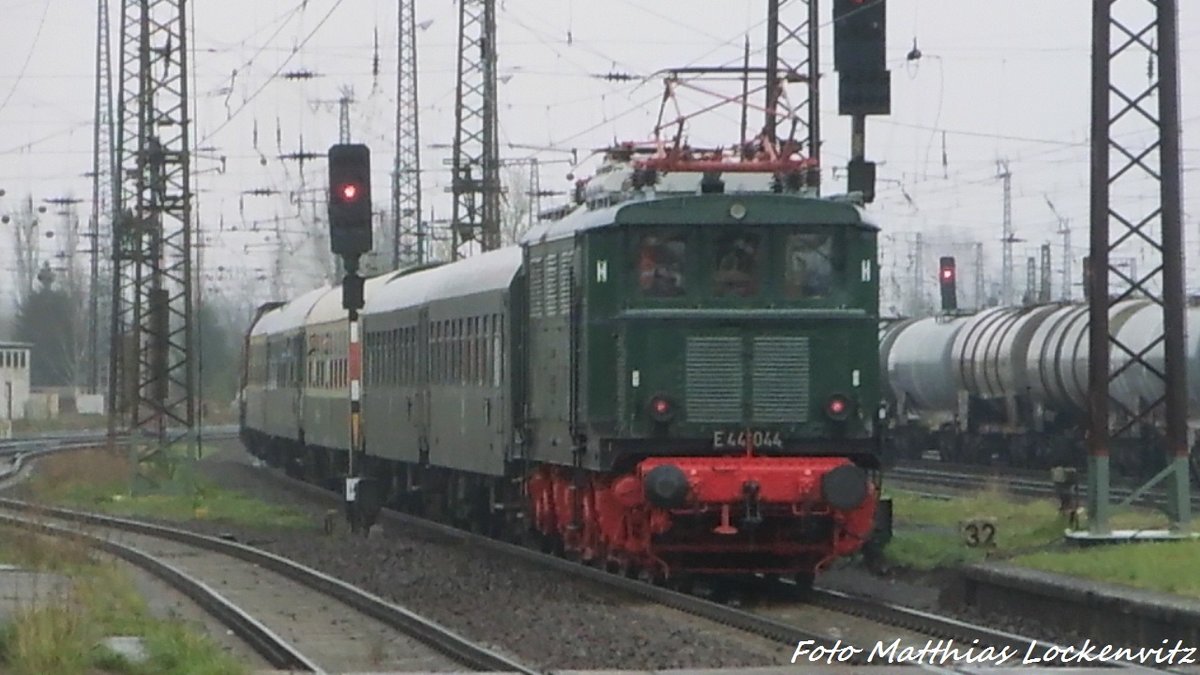 202 327 (203 227) der LEG mit dem Sonderzug und der E44 044 am ende beim verlassen des Bahnhofs Grokorbetha in Richtung Weienfels am 17.4.16