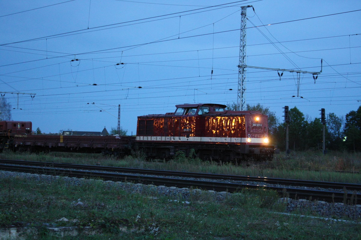 202 327 mit einem Gterzug im Bahnhof Angersdorf am 24.9.20