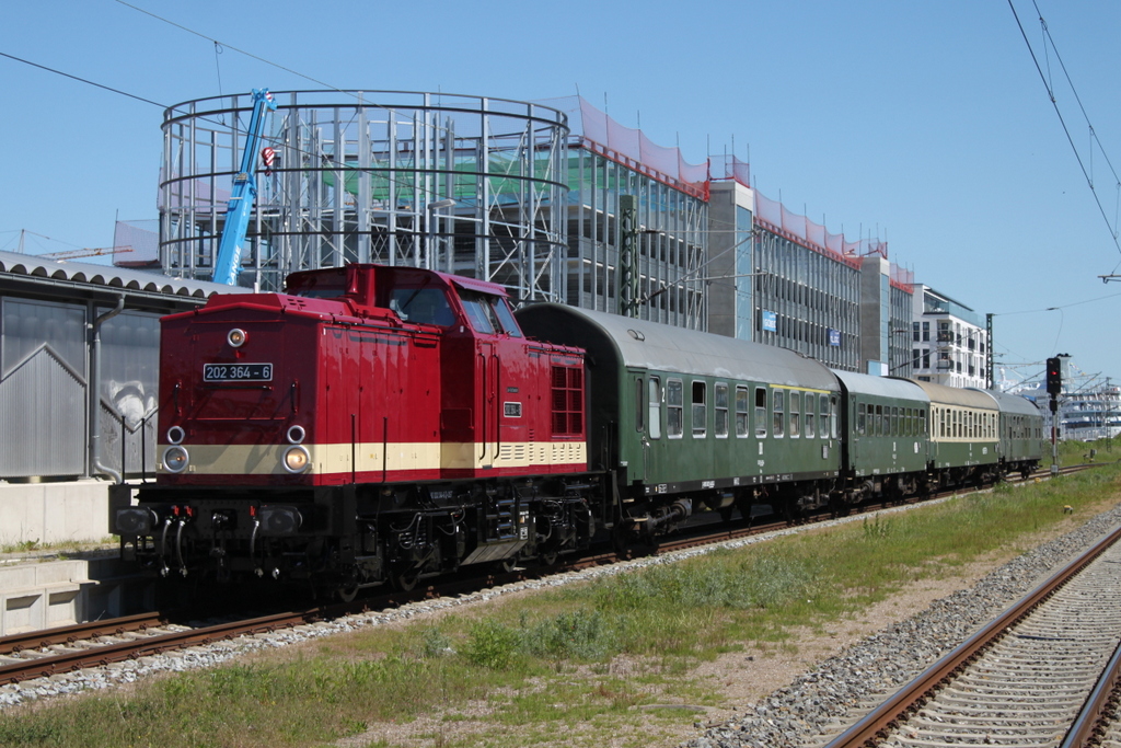 202 364-8 mit Leerzug von Warnemünde nach Rostock-Bramow bei der Durchfahrt in Warnemünde-Werft.27.05.2017