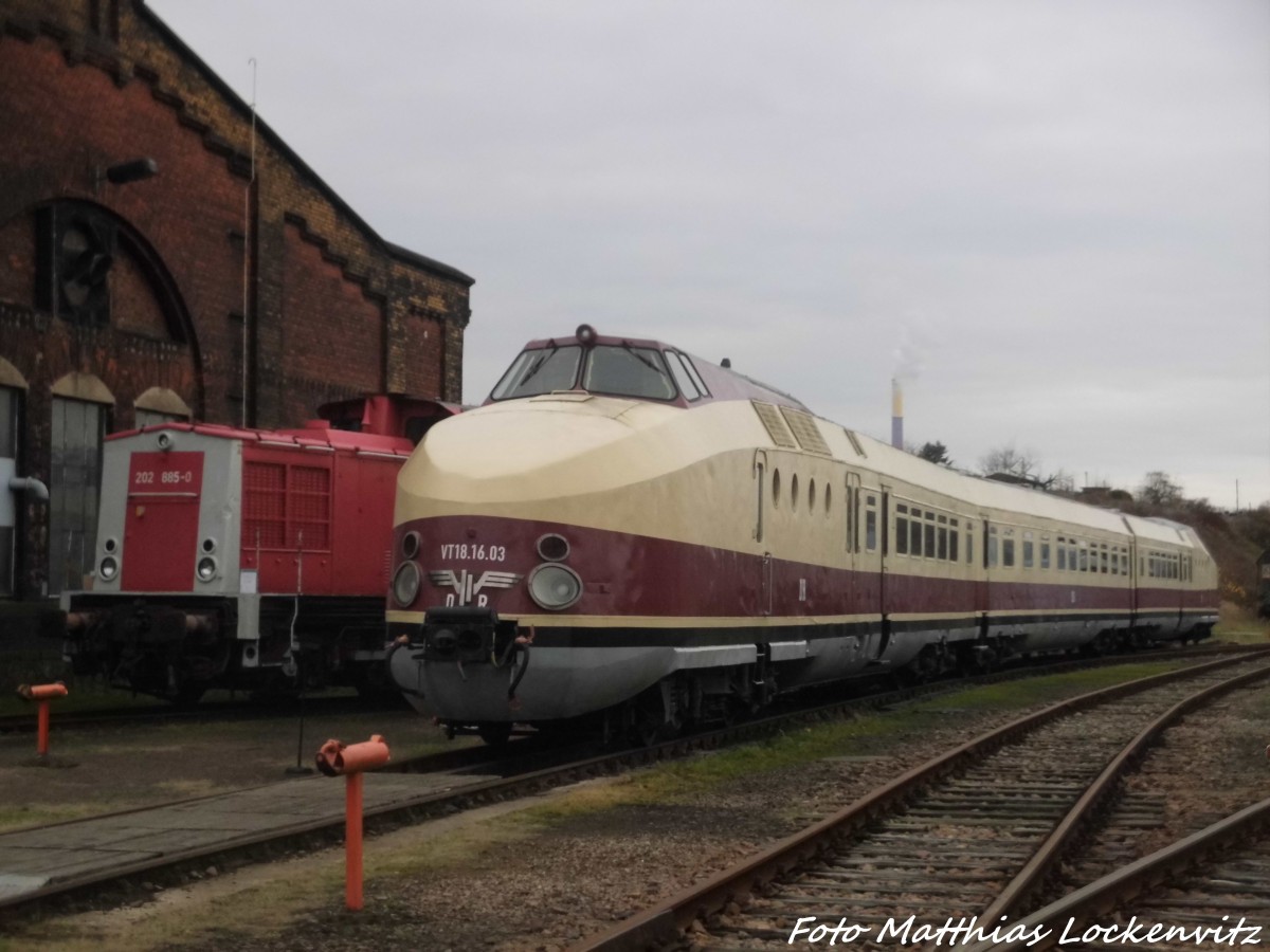 202 585 und VT 18.16 im Eisenbahnmuseum Chemnitz-Hilbersdorf am 12.11.15