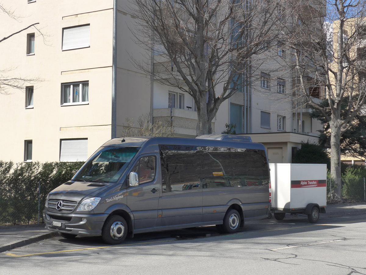 (202'401) - Alpina Transfers, Martigny - VS 400'015 - Mercedes am 16. Mrz 2019 beim Bahnhof Martigny