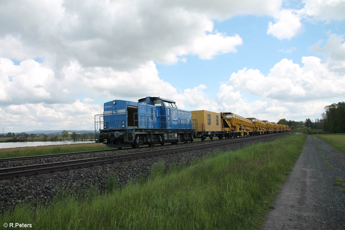 203 053 mit einem Bauzug aus München gen Hof bei Oberteich. 29.05.21