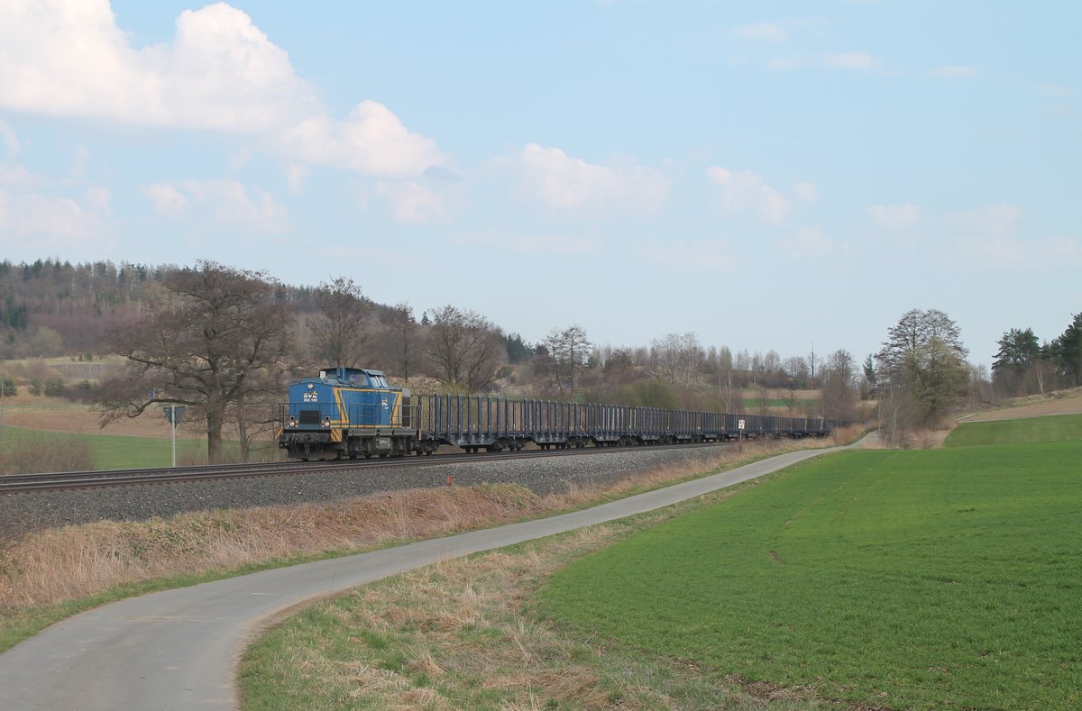 203 102 zieht den leeren Holzzug Deggendorf - Schirnding bei Lengenfeld. 01.04.17