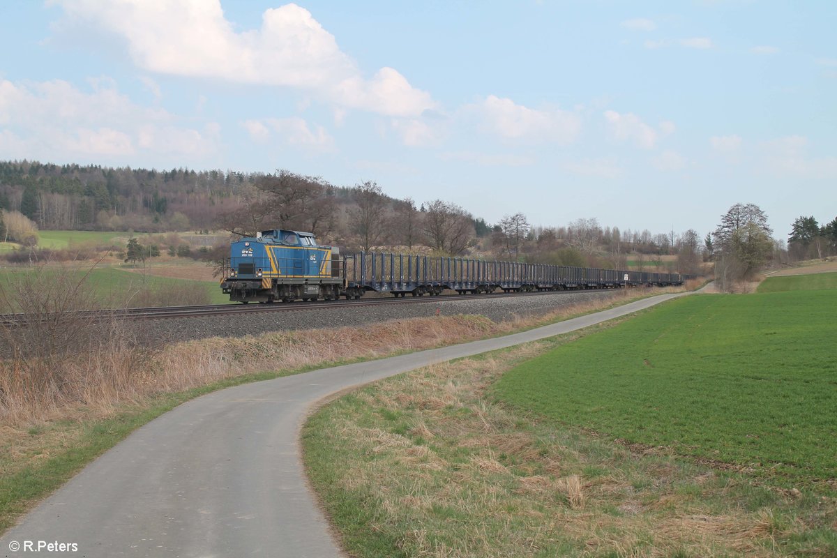 203 102 zieht den leeren Holzzug Deggendorf - Schirnding bei Lengenfeld. 01.04.17