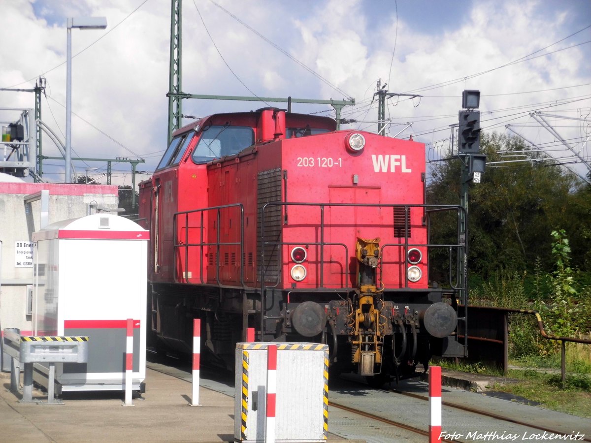 203 120 der WFL beim Tanken in Schwerin am 3.10.16