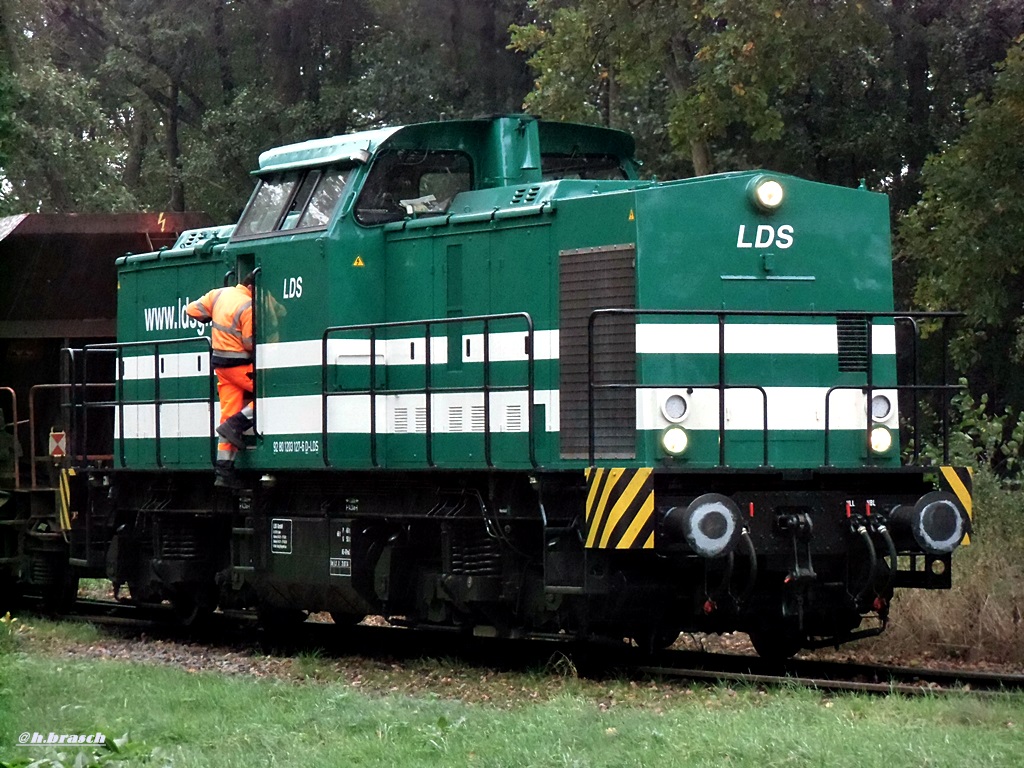 203 127-6 von LDS,kurz vor der abfahrt mit einen schotterzug vom bf glinde,21.10.14