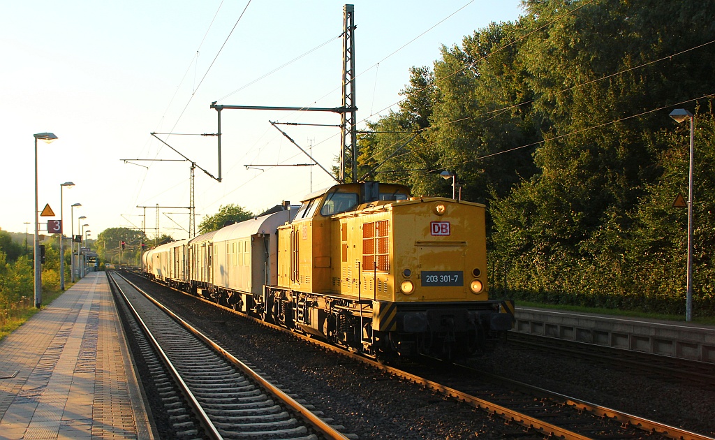 203 301-7 der DB Netzinstandhaltung rollt hier ganz langsam mit dem Bayer Spritzzug als Bauz 91615 durch Schleswig. 14.08.2012