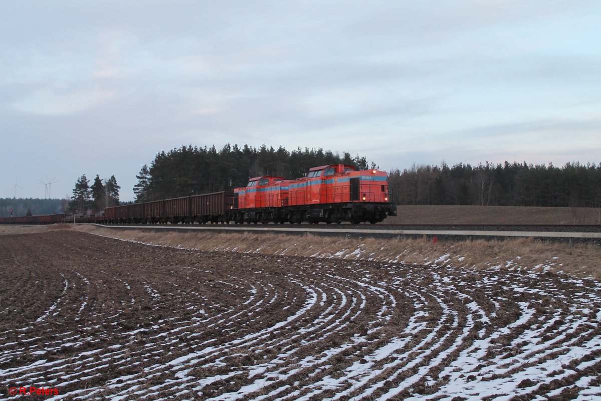 203 383-5 und 203 405-6 der Stahlwerke Thüringen ziehen den Könitzer Schrottzug nach Cheb ( CZ ) bei Marktleuthen. 19.02.18