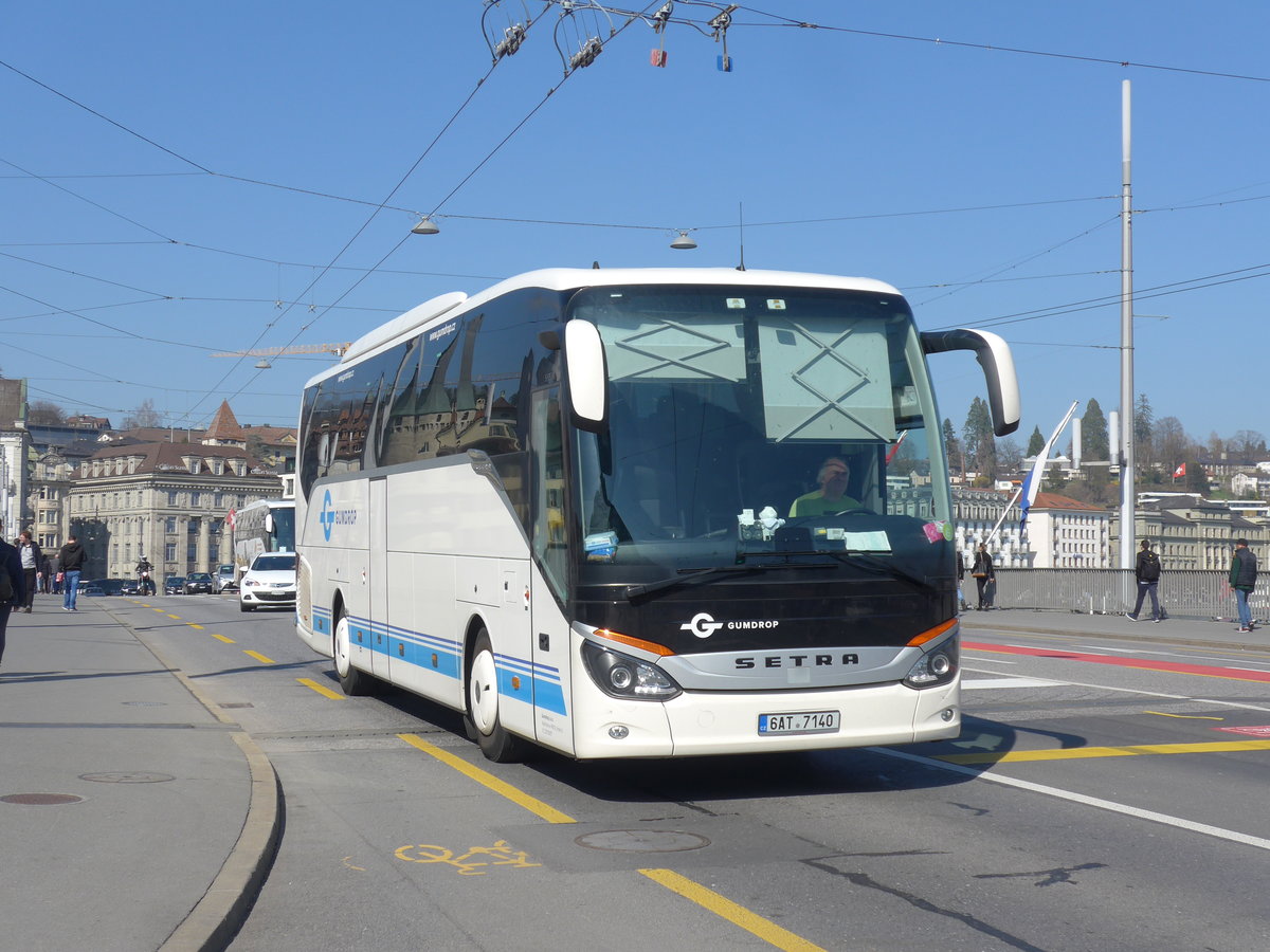 (203'014) - Aus Tschechien: Gumdrop, Praha - 6AT 7140 - Setra am 23. Mrz 2019 in Luzern, Bahnhofbrcke