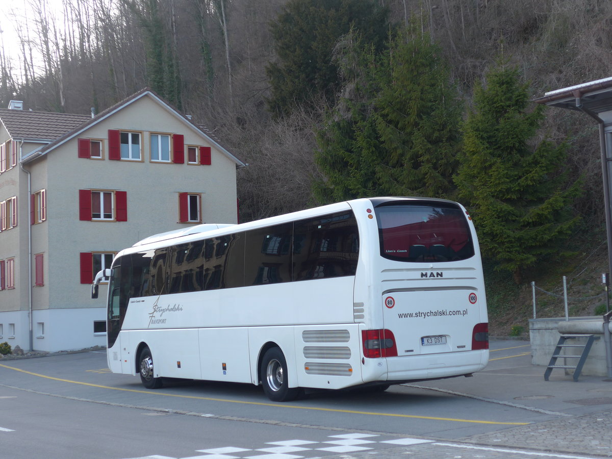 (203'413) - Aus Polen: Strychalski, Krakw - K3 DST - MAN am 30. Mrz 2019 beim Bahnhof Alpnachstad