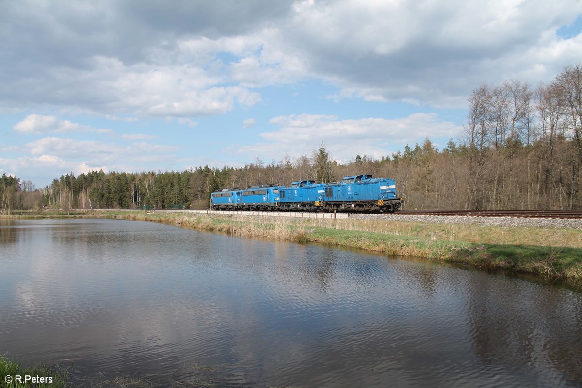 204 012 und 204 031 + 140 046 + 140 008 auf dem Weg von Hof nach Regensburg südlich von Wiesau/Oberpfalz. 12.04.20