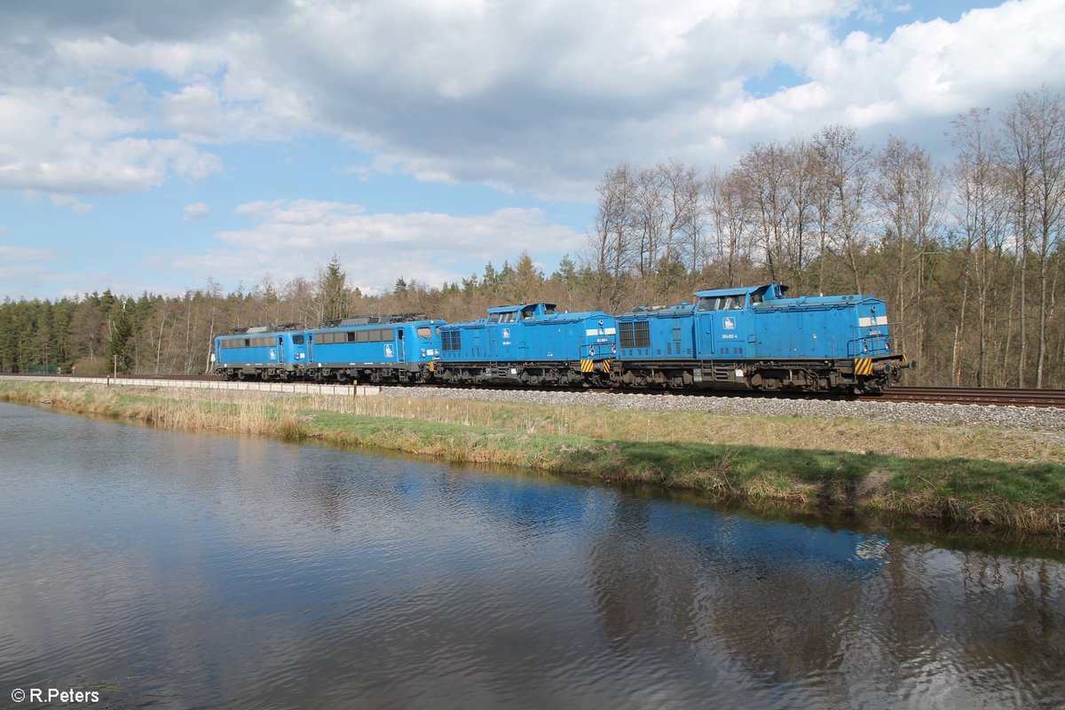 204 012 und 204 031 + 140 046 + 140 008 auf dem Weg von Hof nach Regensburg südlich von Wiesau/Oberpfalz. 12.04.20