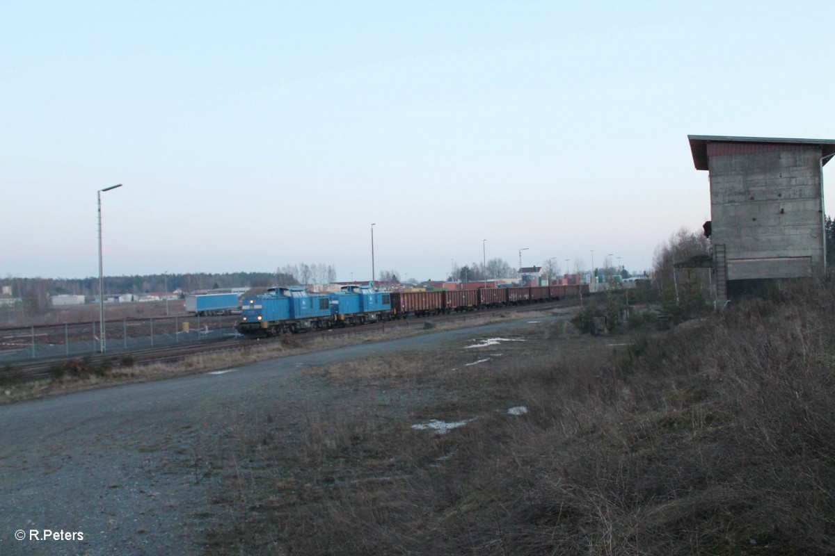 204 036-6 und 204 011-5 mit leer Holzzug Wiesau - Cheb bei der Abfahrt. 27.02.16