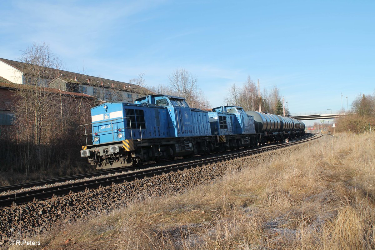 204 036-6 und 204 012 mit dem DGS 61444 zum Tanklager Hauer in Weiden bei der durchfahrt in Wiesau/Oberpfalz. 04.12.16