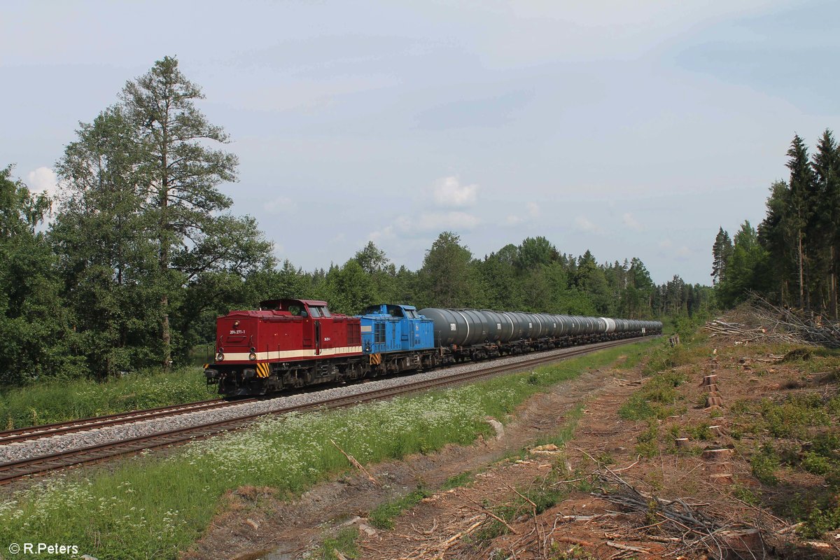 204 271 und 204 022 ziehen einen Kesselzug für Hauer in Weiden West zwischen Wiesau/Oberpfalz und Reuth bei Erbendorf. 27.05.18