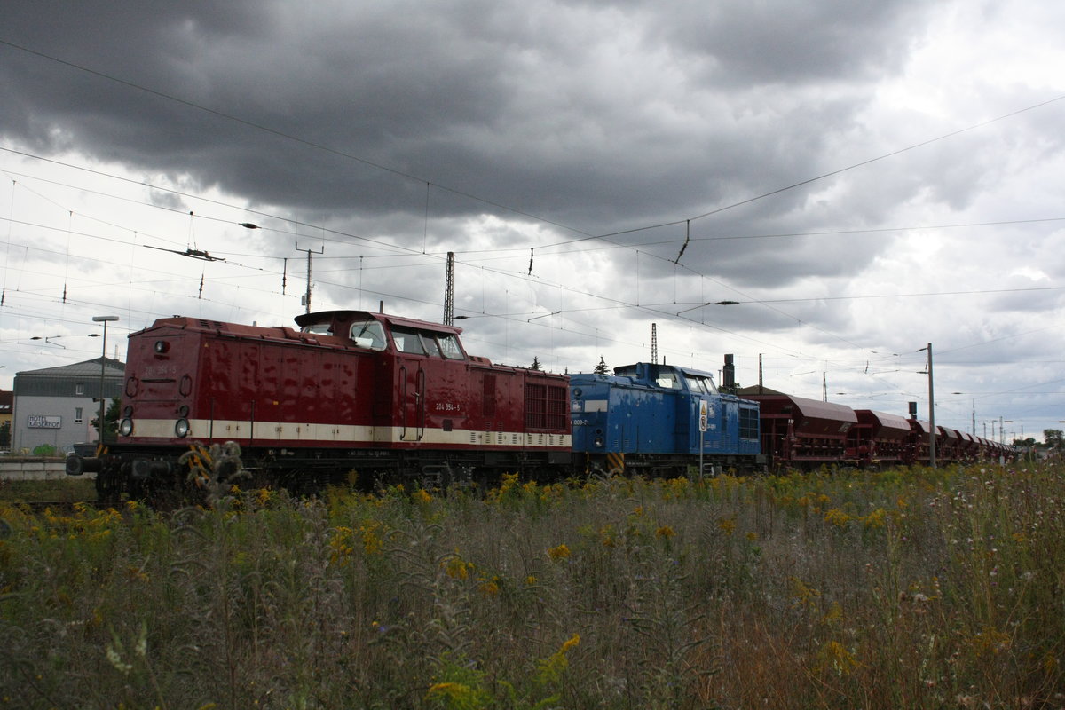 204 354 und 204 009 mit einem Schotterzug abgestellt im Bahnhof Naumburg (Saale) Hbf am 29.8.20