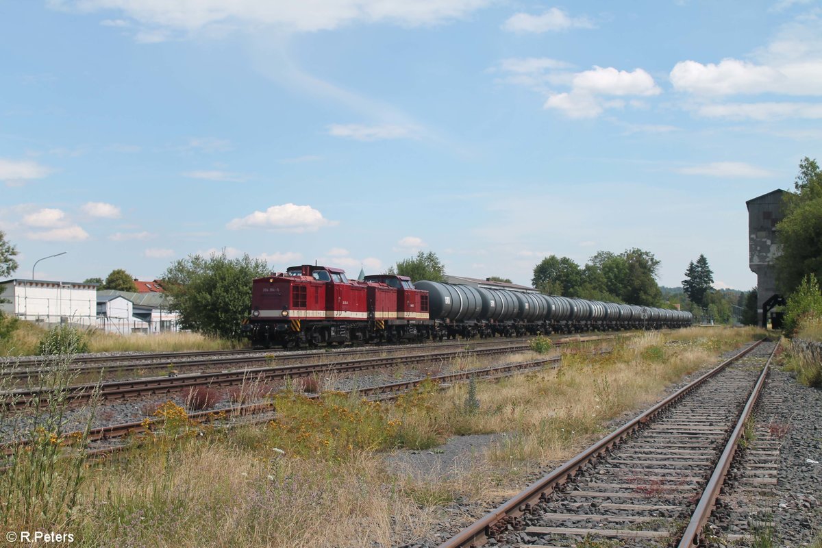 204 354-5 und 204 237-2 der Press mit dem leeren Hauerkesselzug aus Weiden nach Hof bei der Durchfahrt in Pechbrunn . Langsam wachsen hier die Gleise zu nach dem Kein Schotter mehr verladen werden kann/darf:( 24.07.20