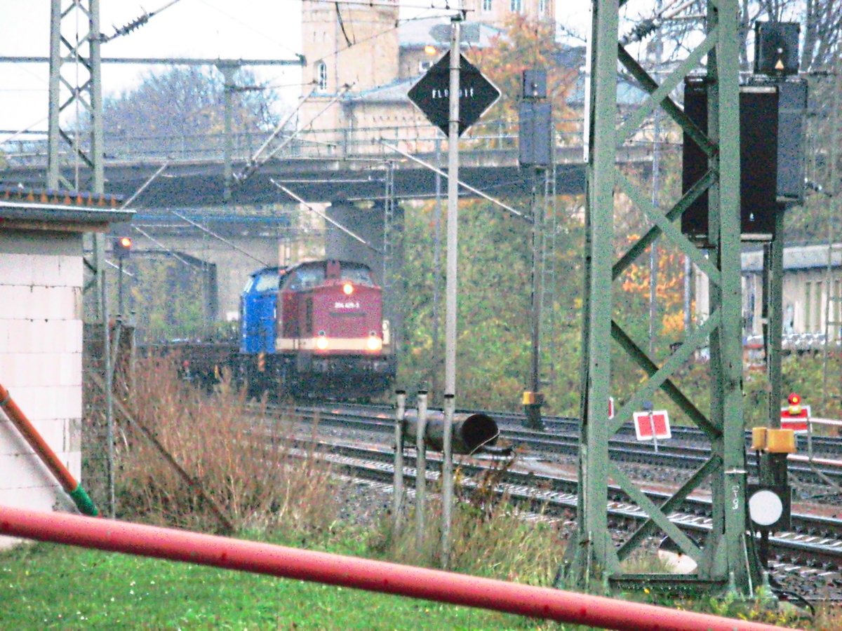 204 425 (203 230) und 204 036 (202 586) mit einen Bauzug im Bahnhof Delitzsch am 13.11.17