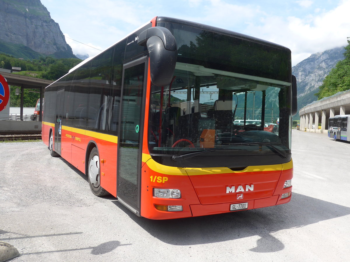 (206'415) - AS Engi - Nr. 1/SP/GL 7701 - MAN am 15. Juni 2019 beim Bahnhof Schwanden