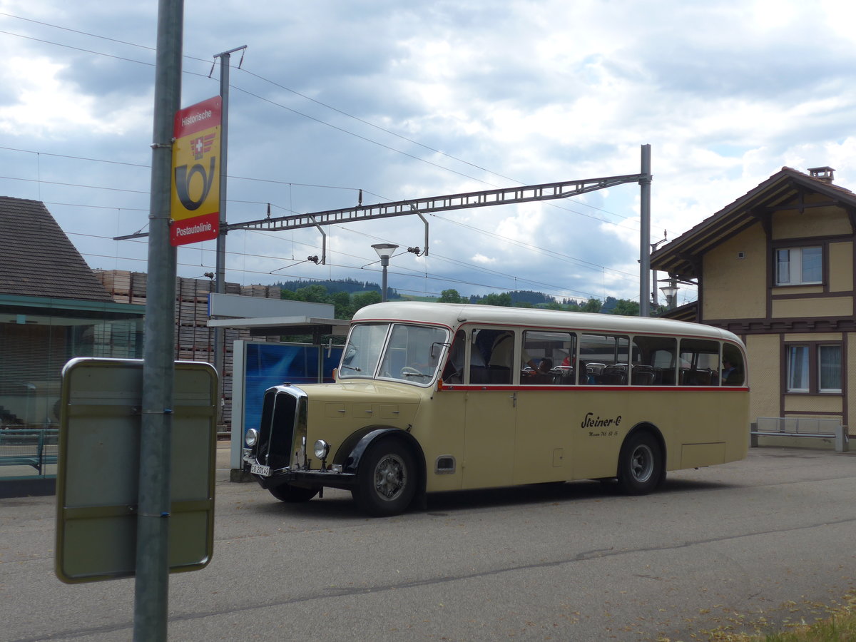 (207'466) - Steiner, Ortschwaben - SO 20'142 - Berna/Hess (ex Brtschi, Biberen) am 7. Juli 2019 beim Bahnhof Emmenmatt