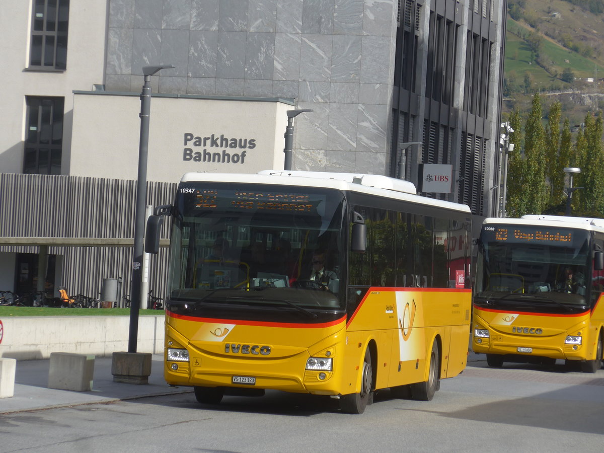 (210'656) - BUS-trans, Visp - VS 123'123 - Iveco am 27. Oktober 2019 beim Bahnhof Visp