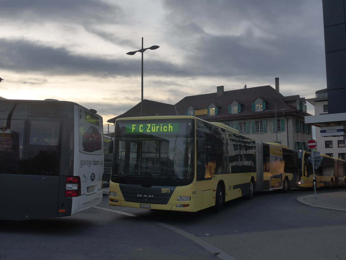 (210'733) - STI Thun - Nr. 142/BE 801'142 - MAN am 2. November 2019 beim Bahnhof Thun 