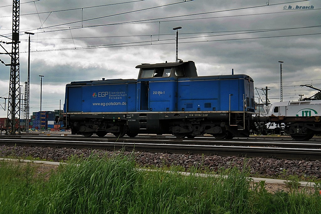 212 054-1 war auf rangierfahrt in hamburg-waltershof am 29.05.14