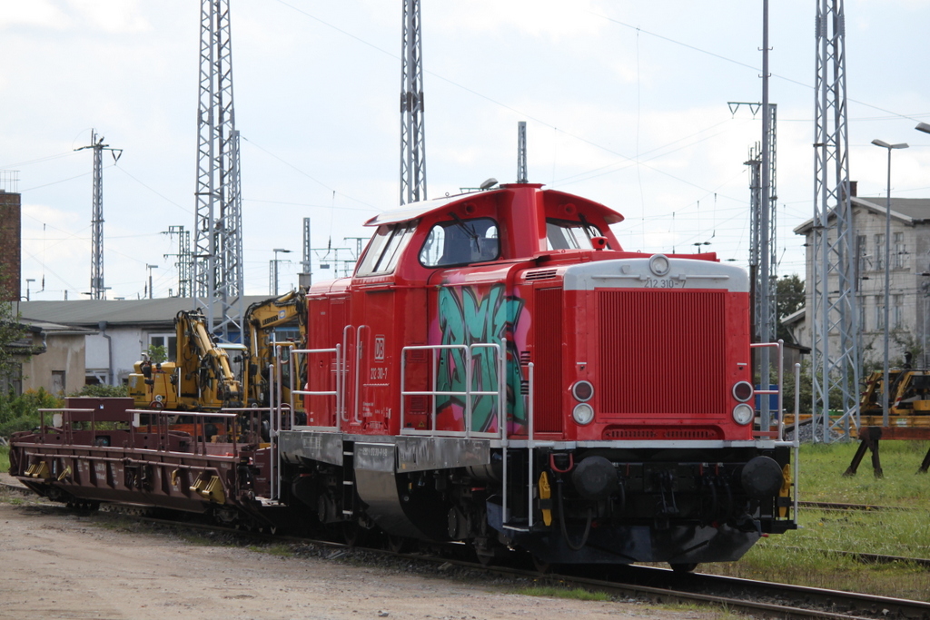 212 310-7 der Firma Fahrwegdienste GmbH war am 15.09.2017 abgestellt im Rostocker Hbf.