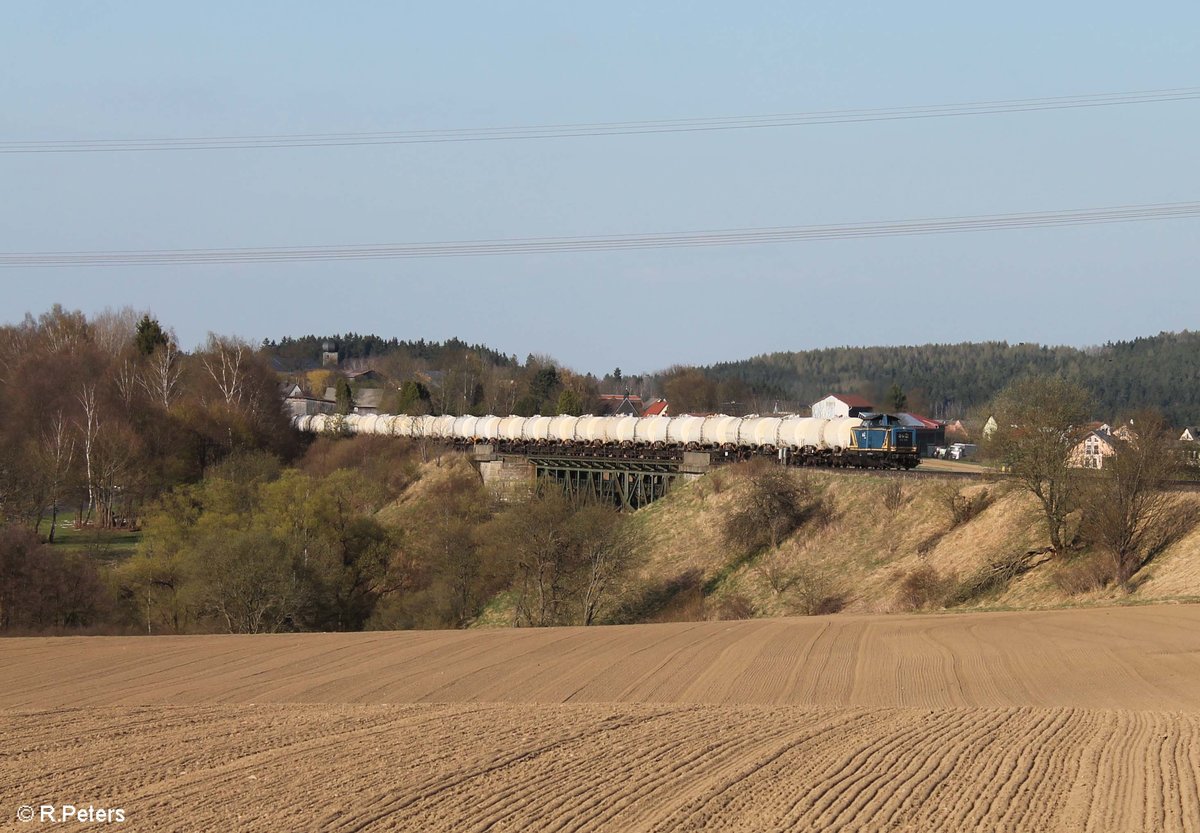 212 322 zieht ein leeren Kesselzug aus Cheb über das Rößlau Viadukt bei Seußen. 09.04.17