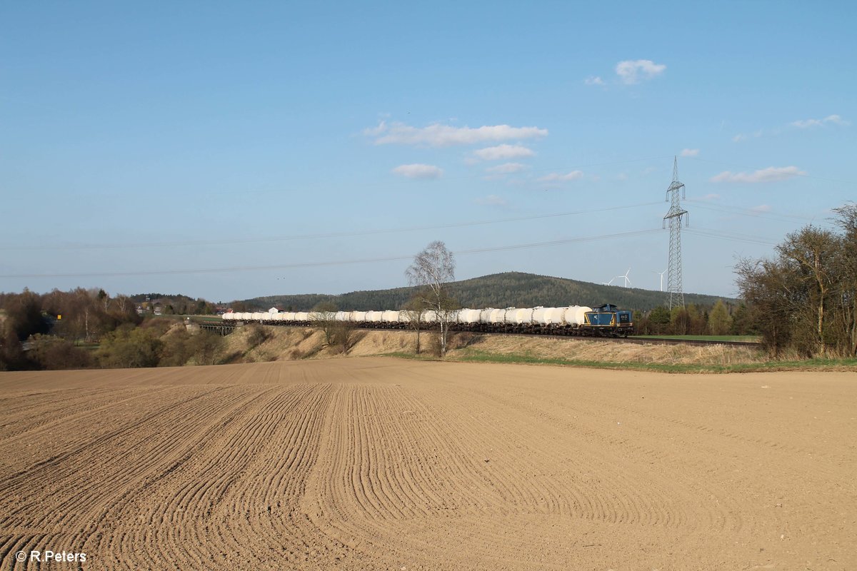 212 322 zieht ein leeren Kesselzug aus Cheb über das Rößlau Viadukt bei Seußen. 09.04.17