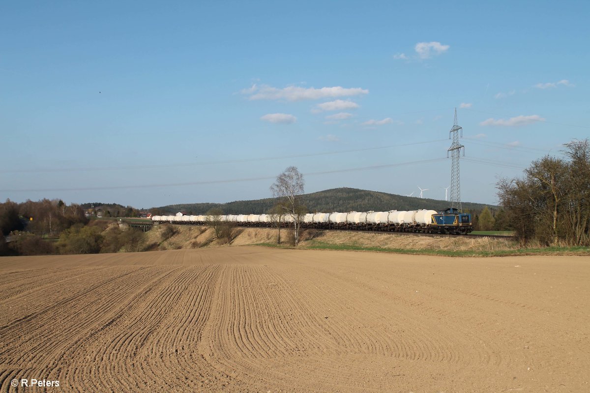 212 322 zieht ein leeren Kesselzug aus Cheb über das Rößlau Viadukt bei Seußen. 09.04.17