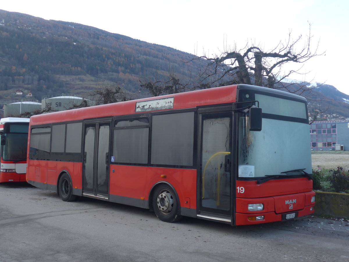 (212'708) - Lathion, Sion - Nr. 19/VS 197'617 - MAN/Gppel (ex AFA Adelboden Nr. 55) am 8. Dezember 2019 in Sion, Garage