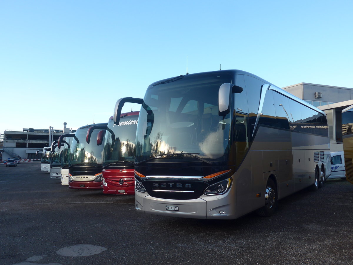 (212'983) - EvoBus, Kloten - ZH 733'141 - Setra am 14. Dezember 2019 in Kloten, EvoBus